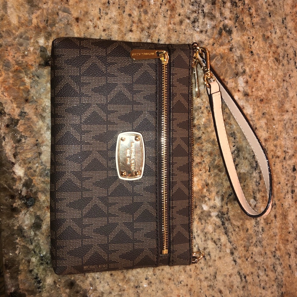 Micheal Kors wristlet